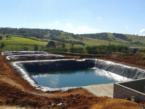 Reservatório escavado para irrigação com água captada dos galpões.